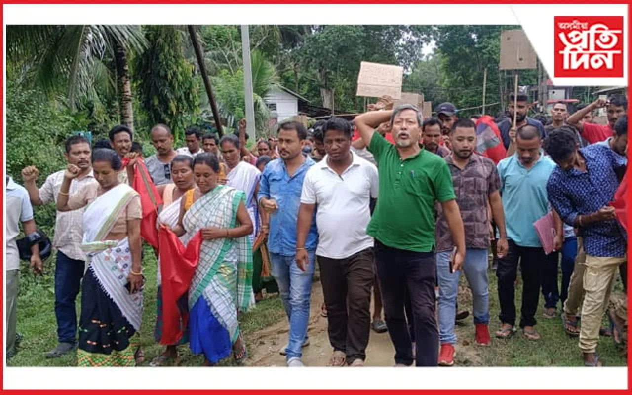 ৰাইজৰ প্ৰতিবাদত বিদ্যুতপৃষ্ট হৈ মৃত যুৱকৰ পৰিয়ালক ক্ষতিপূৰণ দিবলৈ বাধ্য হ'ল বিদ্যুৎ বিভাগ 